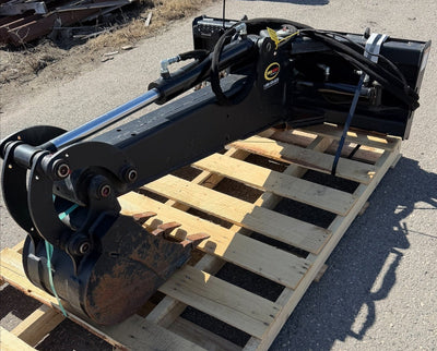 Heavy-duty mechanical claw on a wooden pallet outdoors